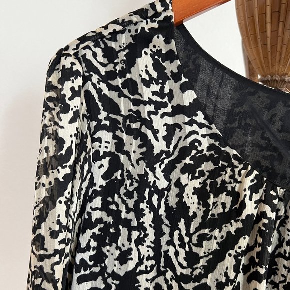 Blousology Women's Size 2X Abstract Long Sleeve Scoop-Neck Tie-Cuff Blouse - Picture 13 of 13